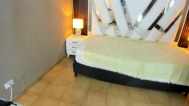 Linda4Petite webcam