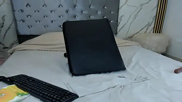 nymphomanya - Nymphomanya's free webcam - UK Sex Cams
