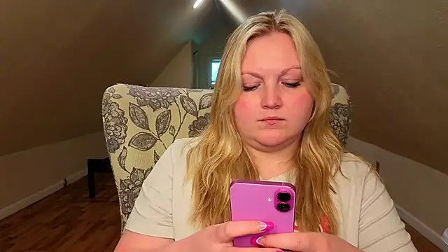 PhatAssBlond webcam