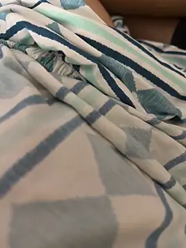 colibri_xxx (F young) - Suck nipples in secret my bros