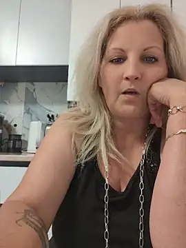 Divineblond webcam