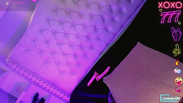 Maia_Hotts webcam