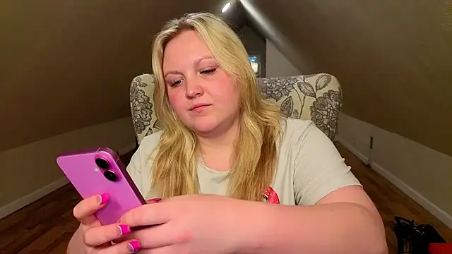 PhatAssBlond webcam