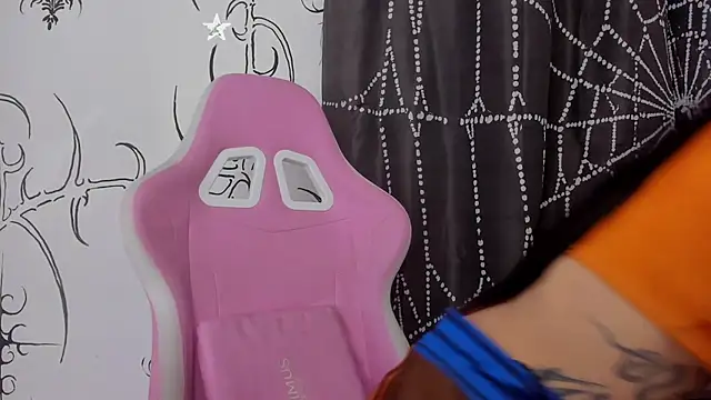 AlyRoses webcam