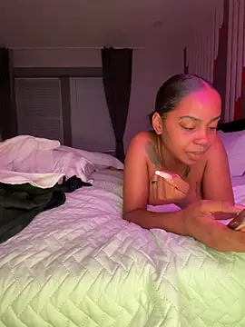 TheRealOshunQueen webcam