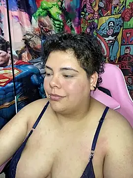 Hailey_Curvy
