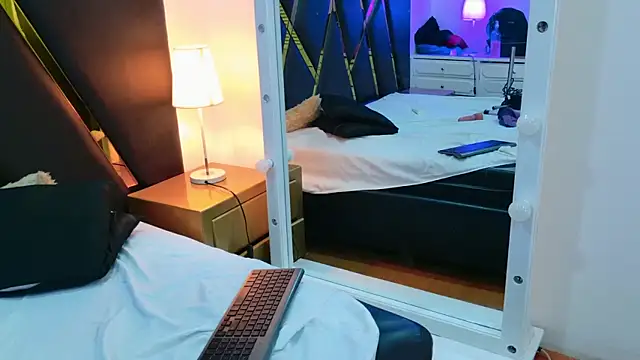 Adel_Nesbiit webcam