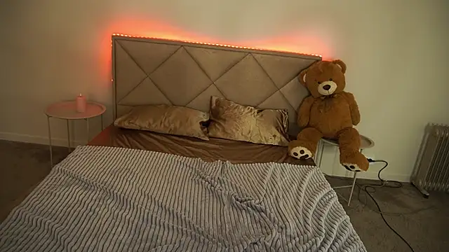 MikaFoxy webcam