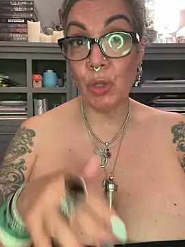 dieseldame1313 - Dieseldame1313's free webcam - UK Sex Cams