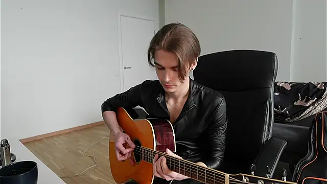 david_heath (M twink) - WILL BE SITTIng WITHOUT A TOP