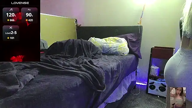 Blondiewithanass webcam
