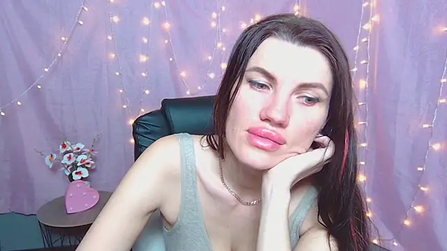 MilaLoona webcam
