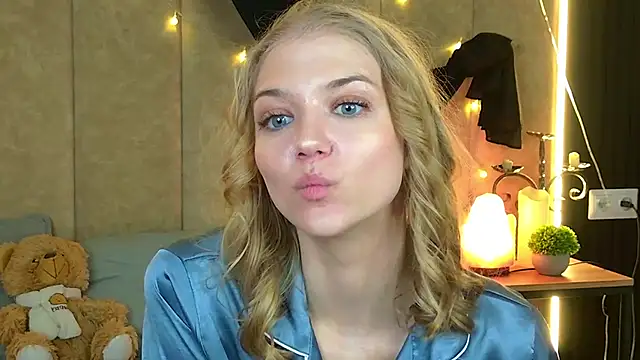 4example_Chloe webcam