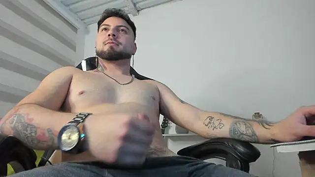 AaronHardi webcam