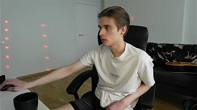 david_heath (M twink) - WILL BE SITTIng WITHOUT A TOP