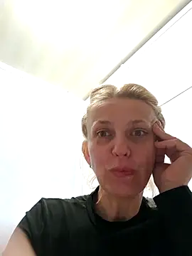 MiaLove183 webcam
