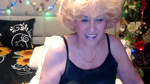 HappyWomanOn webcam