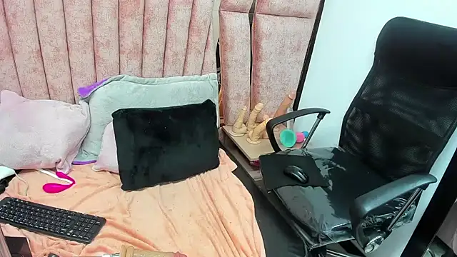 HornySkinny26 webcam