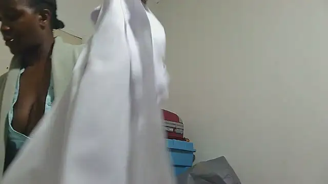 sluttylaura21 webcam
