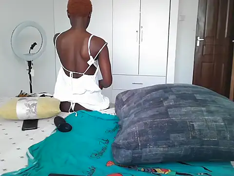 petiteebony_81 webcam