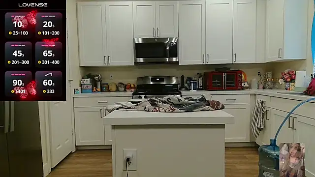 Blondiewithanass webcam