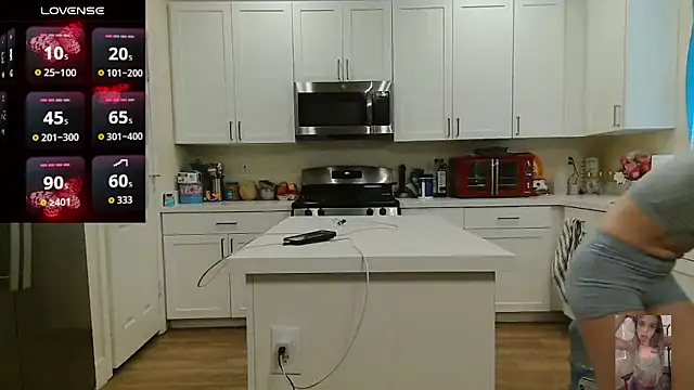 Blondiewithanass webcam
