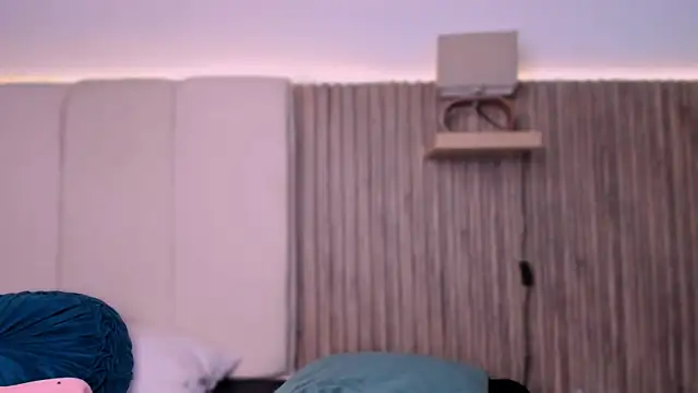 lunita_naughty (F teen) - fingers in pussy