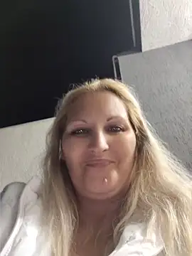 Divineblond webcam