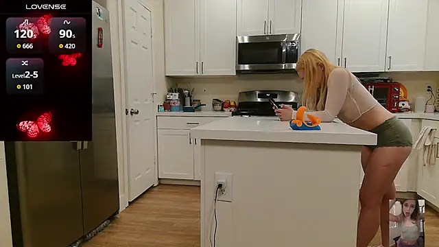 Blondiewithanass webcam