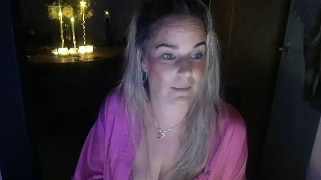 MystiqueMaven webcam