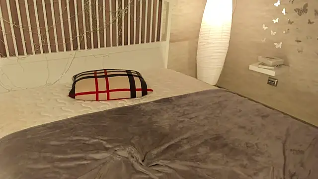 YvonneRobes webcam