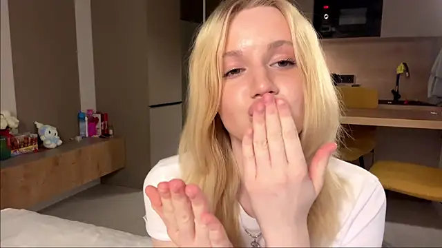 moonavelle - Moonavelle's free webcam - UK Sex Cams