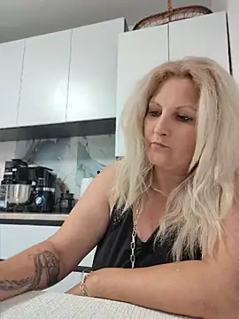Divineblond webcam