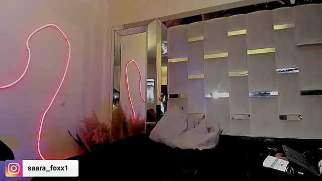 Sara_Foxx1 webcam