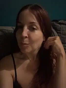 petitehotwife4u webcam