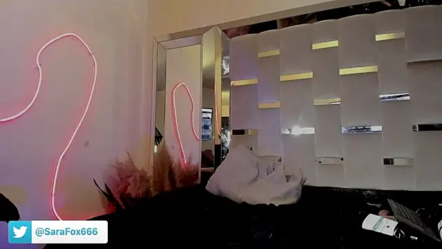 Sara_Foxx1 webcam