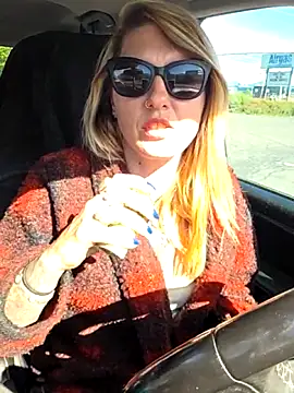 SheIsSomething webcam