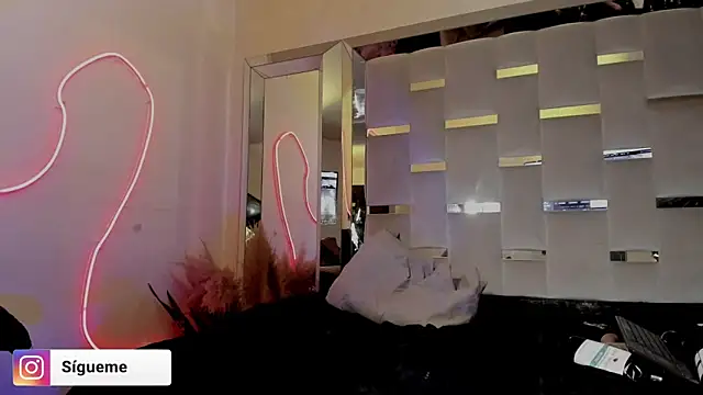 Sara_Foxx1 webcam