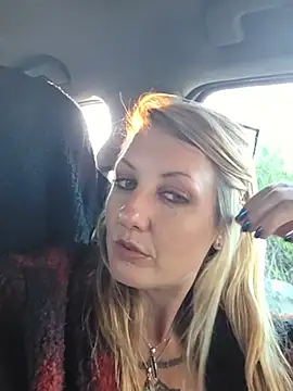 SheIsSomething webcam