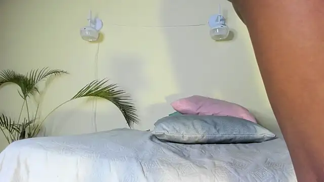 nahomy_james25 webcam
