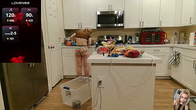 Blondiewithanass webcam