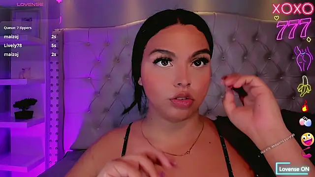Maia_Hotts webcam