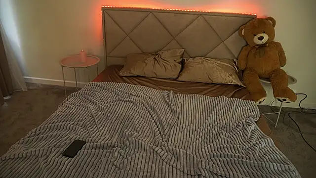 MikaFoxy webcam