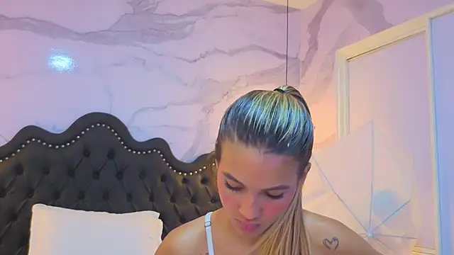 Carohorny4u webcam