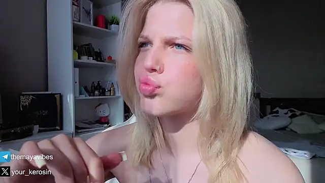 Maya_Rave webcam
