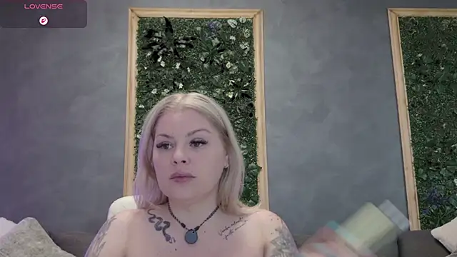 Issa_Jo webcam