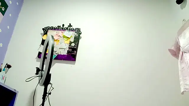 PetiteIvoryQueen19 webcam