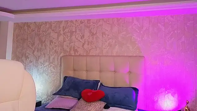 cute_hollywood webcam