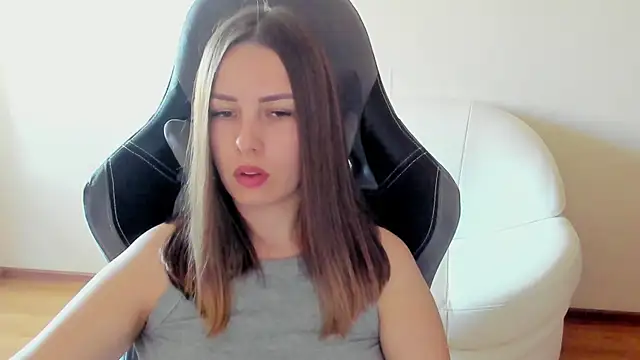 Mia_shy1 webcam