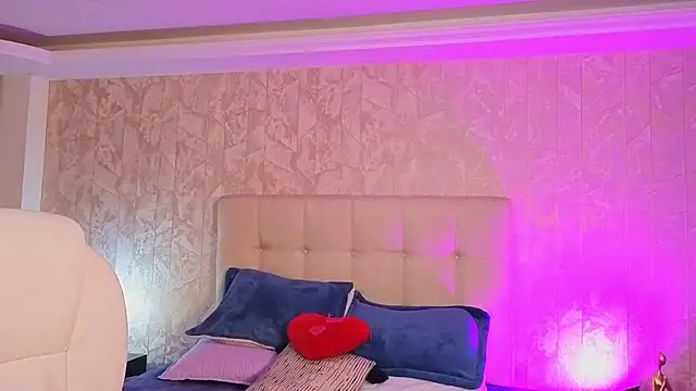 cute_hollywood webcam